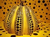 Jajoi Kusamaová sedí u dýn (1998), Iwami Art Museum, imane, Japonsko.