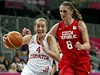 eská basketbalistka Ilona Burgrová a Sandra Mandirová v olympijském zápase 