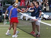 etí tenisté Lucie Hradecká a Radek tpánek (vlevo) podlehli Britm Andymu Murraymu a Laue Robsonové