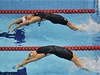 Plavkyn Simona Baumrtová (vpedu) na olympijských hrách v Londýn do finále na 200 metr znak nepostoupila
