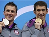 Michael Phelps získal v polohovém závod na 200 metr dvacátou medaili a estnácté zlato. Druhý byl jeho Krajan Ryan Lochte (vlevo)