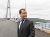Ruský premiér Dmitrij Medvedv se zúastnil zkuebního otevení nejdelího zaveného mostu svta ve Vladivostoku 2. ervence.
