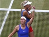 Lucie Hradecká a Andrea Hlaváková (dole) si na kurtech Wimbledonu zahrají finále olympiády