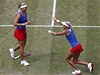 Lucie Hradecká (vlevo) a Andrea Hlaváčková si na kurtech Wimbledonu zahrají finále olympiády