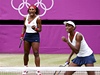Serena Willimsov (v pozad) zskala jak zlato ve tyhe, tak i v singlu