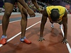 Usain Bolt oslavuje své vítzství cviením klik