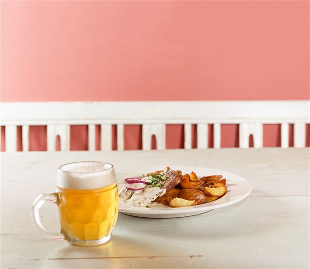 Vepový steak s rokfórovou omákou a americkými bramborami za 95 K nezastíral hotovku.