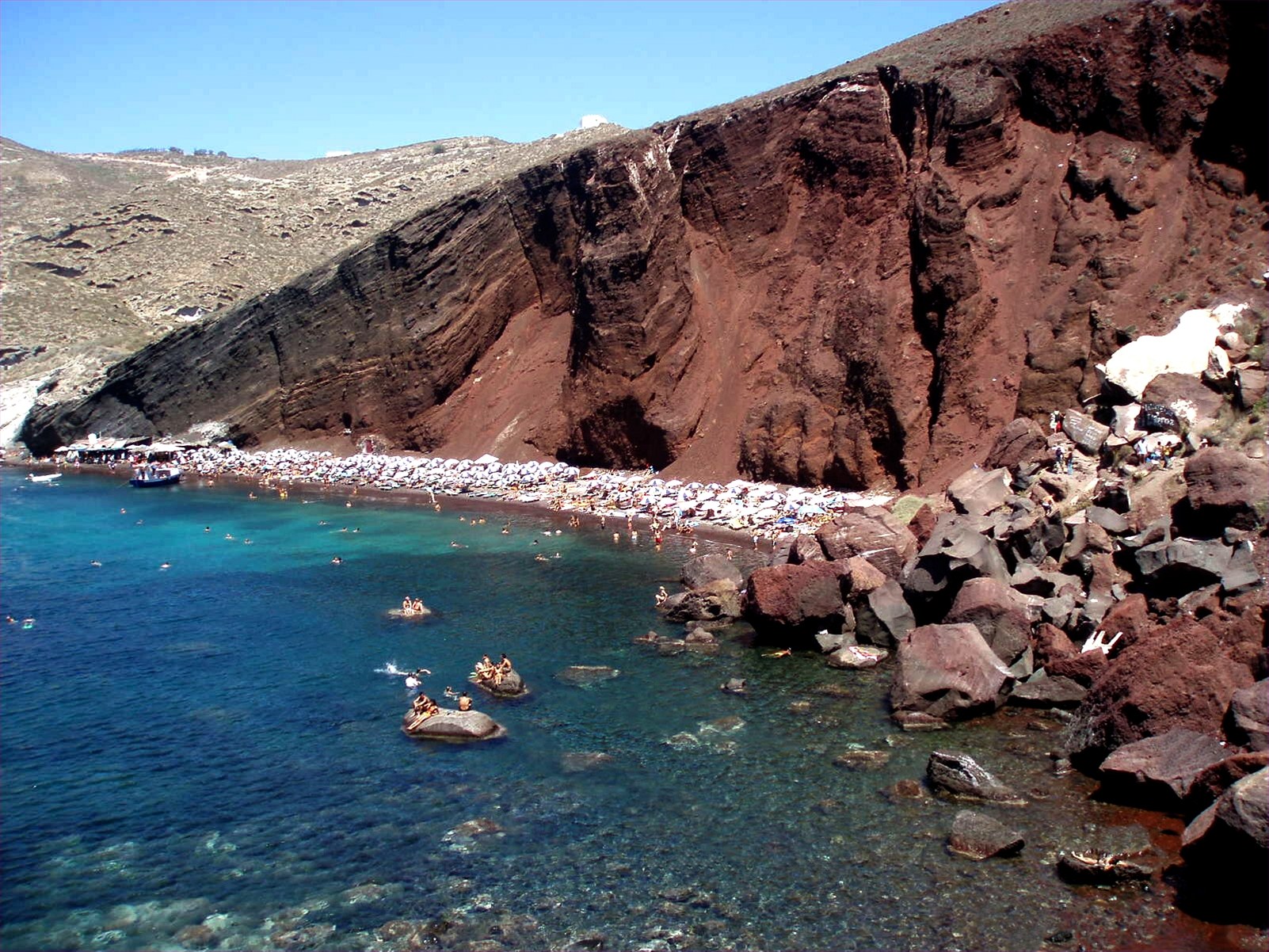 Red Beach na �eckém ostrov� Santorini.