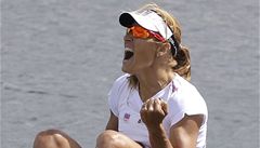 Miroslava Knapková oslavuje vít�zství a zlatou olympijskou medaily