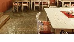 Vude tu visí filmové plakáty.