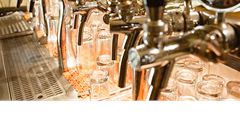 Restaurant epuje piva malých pivovar z 27 píp, která nabízí s podrobným popisem.