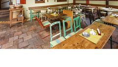 Interiér i zahrádka se v poledne zaplnily do posledního místa.