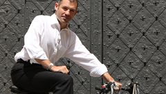 Na kole z Londýna a do Prahy. Tim Voase pózuje ped britskou ambasádou. 