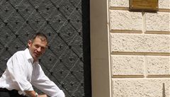 Na kole z Londýna a do Prahy. Tim Voase pózuje ped britskou ambasádou. 