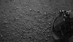 První ze snímk� Curiosity na Marsu