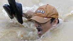 Manila mizí pod vodou. Předpověď hlásí další lijáky
