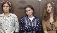  Pod dohledem na lavici obžalovaných. Zleva Naděžda Tolokonnikovová (22), Jekatěrina Samucevičová (29) a Marija Aljochinová (24), členky skupiny Pussy Riot 