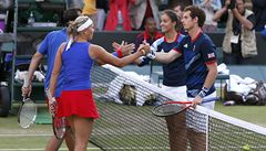 Čeští tenisté Lucie Hradecká a Radek Štěpánek (vlevo) podlehli Britům Andymu Murraymu a Lauře Robsonové