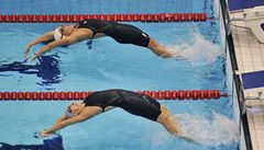 Plavkyn Simona Baumrtová (vpedu) na olympijských hrách v Londýn do finále na 200 metr znak nepostoupila