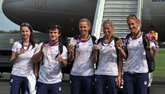 Medailisté se vrátili z olympiády v Londýn. Zleva bronzová stelkyn Adéla Sýkorová, stíbrný kajaká Vavinec Hradilek, rovn stíbrné tenistky Andrea Hlaváková a Lucie Hradecká a skifaka Miroslava Knapková, která vybojovala zlatou medaili