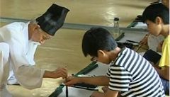 Netradiční tábor pro korejské děti. Vede je Konfucius