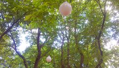 Kulovitá svtla jsou zavena na drátech mezi katany. 