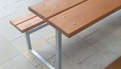 Jednoduchým lavicím nedotaené detaily tolik nevadí.