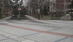 Dnes je místo obelisku dlaba a drobná plastika, pvodní sochy u dva roky leí na 