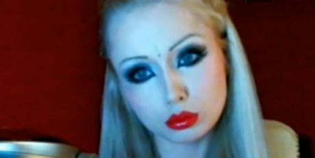 Neuvěřitelná podoba. Ukrajinka vypadá jako panenka Barbie | Video |  Lidovky.cz