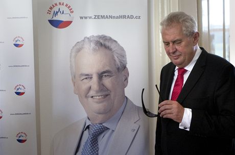 Milo Zeman, kandidát na prezidenta, tisková konference pi otevení kanceláe v Loretánské ulici