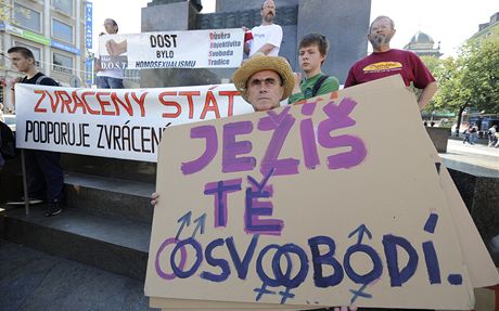 Úastníci shromádní na "obranu hrdosti normálních lidí" protestovali proti duhovému pochodu hrdosti homosexuál