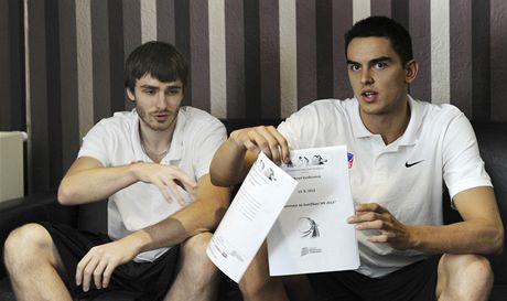 Basketbalisté David Jelínek (vlevo) a Tomá Satoranský 