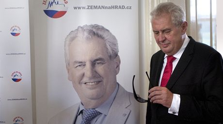 Rok 2012: prezidentský kandidát Milo Zeman otevel v rámci své kampan kancelá v Loretánské ulici. 