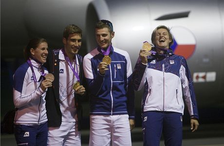 Medailisté z olympiády. Zleva Zuzana Hejnová, David Svoboda, Jaroslav Kulhavý a Barbora potáková