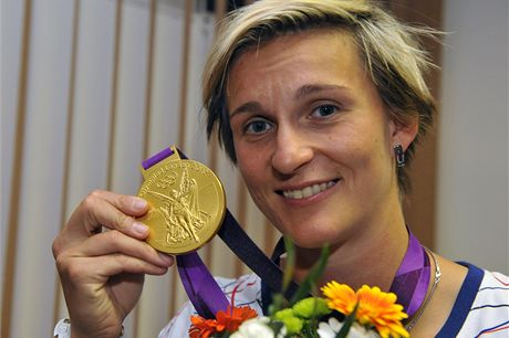 Barbora potáková se zlatou olympijskou medailí z Londýna.