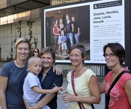 Výstava velkoformátových fotografií s názvem Rzné rodiny, stejná práva byla otevena 14. srpna v Praze na piazzett Národního divadla. Snímky zachycují rodiny gay a lesbických en s jejich dtmi. Výstava doprovází festival sexuálních menin Prague Pride