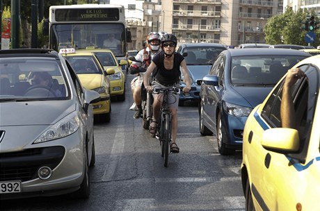 Mezi auty jezdí ráno centrem Atén do práce stále více cyklist