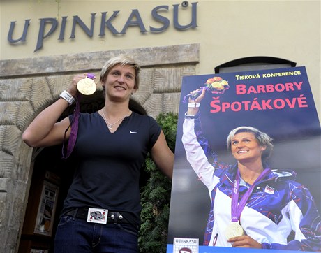 Dvojnásobná olympijská vítzka v hodu otpem Barbora potáková slavila zlato v praské pivnici U Pinkas. 