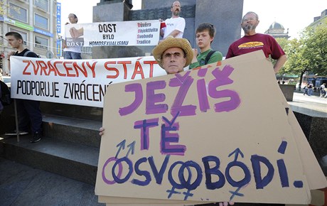Účastníci shromáždění na "obranu hrdosti normálních lidí" protestovali proti duhovému pochodu hrdosti homosexuálů