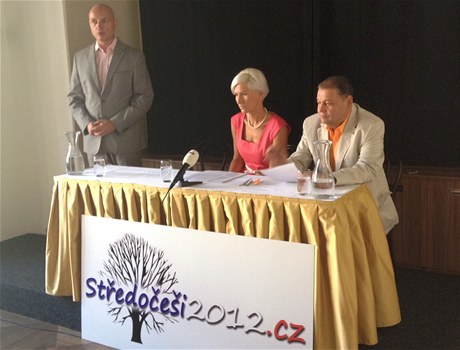Berill Mascheková a Jaroslav Kratochvíl na tiskové konferenci hnutí Stedoei 2012.