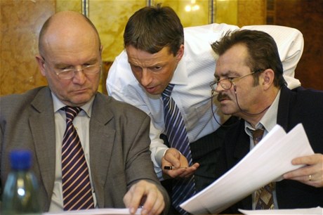 Snímek z roku 2006: Zleva pražský radní Bohumil Černý, primátor Pavel Bém, a předseda kulturního výboru pražského zastupitelstva František Stádník