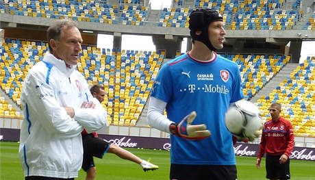 Branká eské fotbalové reprezentace Petr ech (vpravo) a masér Jií Vít
