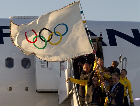 Starosta Rio de Janeira Eduardo Paes (vlevo) spolu s dalími inovníky dovezl v pondlí veer do svého msta z Londýna olympijskou vlajku.