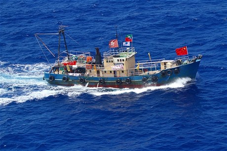íntí aktivisté se svým rybáským lunem pistáli na sporných ostrovech ve Východoínském moi, které si nárokují Peking i Tokio (srpen 2012) 