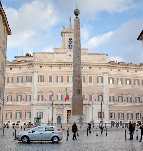 Mu se zapálil na Piazza Montecitorio (ilustraní foto)