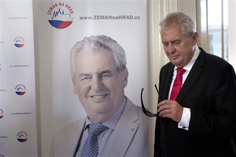 Rok 2012: prezidentský kandidát Miloš Zeman otevřel v rámci své kampaně kancelář v Loretánské ulici. 