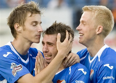 Pláč se vedral do tváře střelci druhého ostravského gólu Davoru Kukecovi, utěšují ho Ján Greguš (vlevo) a Michal Frydrych