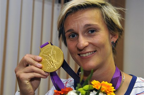 Barbora Špotáková se zlatou olympijskou medailí z Londýna.