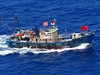 íntí aktivisté se svým rybáským lunem pistáli na sporných ostrovech ve Východoínském moi, které si nárokují Peking i Tokio (srpen 2012) 