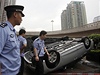Policisté v Sen-enu obhlíejí pevrácená japonská auta.